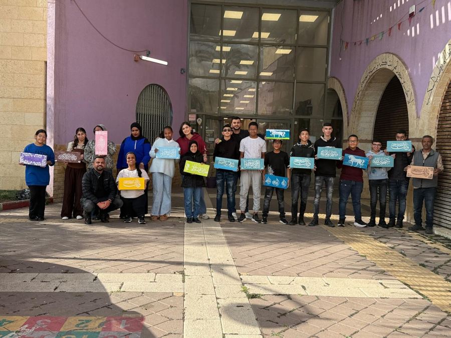 رهط : ورشة مميزة “الرسم على الخشب” لطلاب مشروع “تأقّل” من ذوي محدودية الرؤية